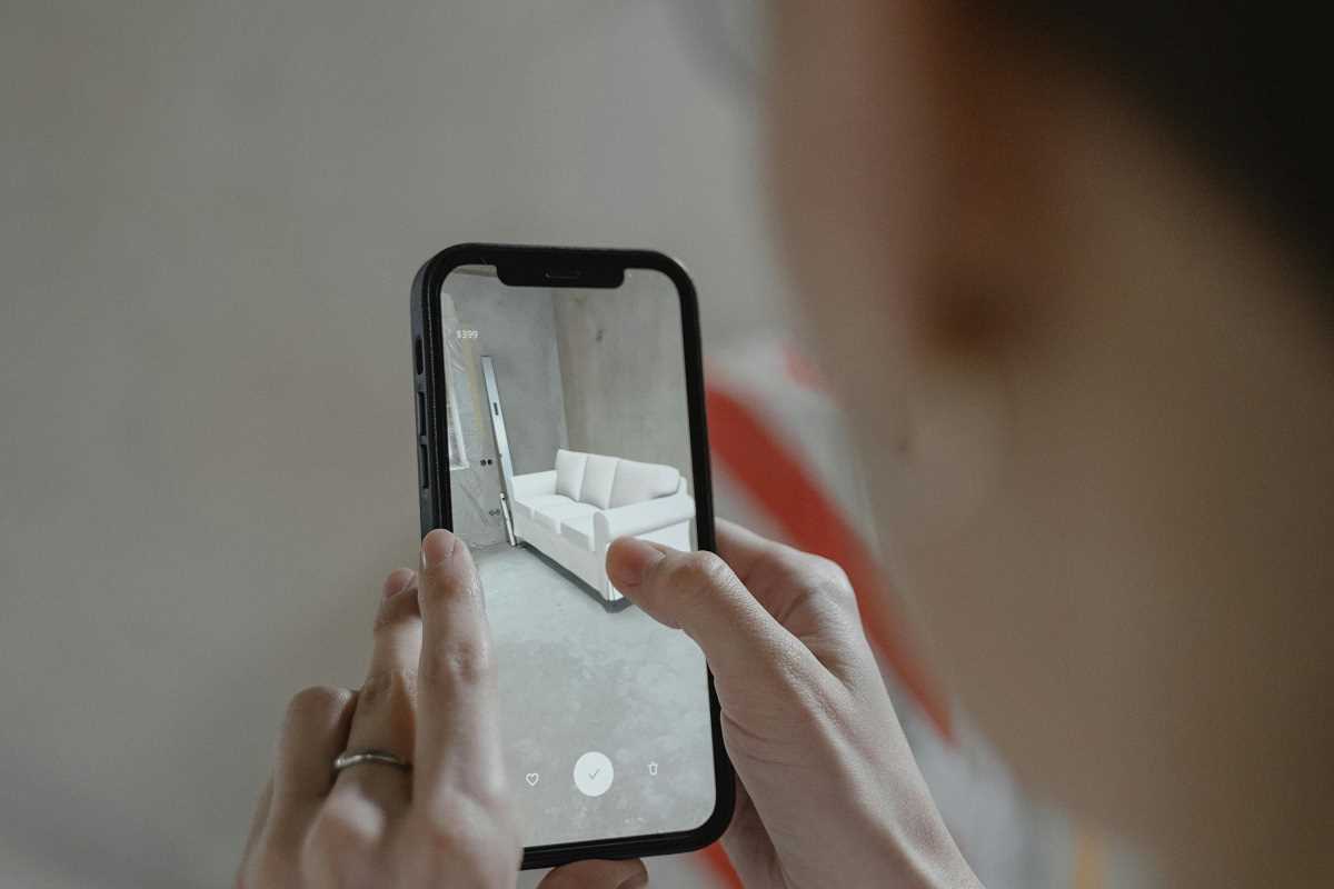 Where Augmented Reality Meets E-commerce in Virtual Shopping
